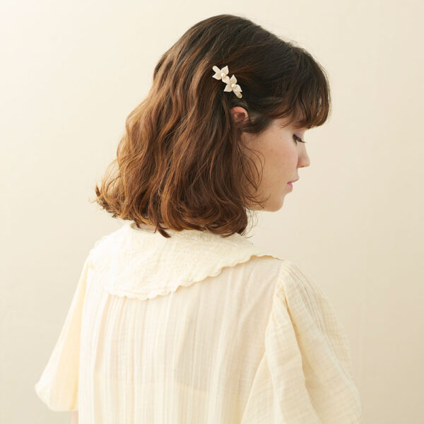 Alexandre de Paris - Druckspange OASIS 5,5 cm beige ATB-17733-03I_model