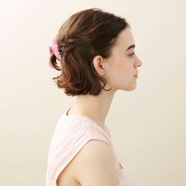 Alexandre de Paris - Haarklammer FLORALIE 6 cm rosa ACCS-7704-48P23Q_model (1)