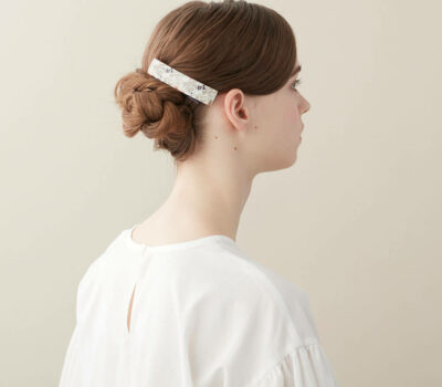 Alexandre de Paris - Haarspange COQUETTE 8 cm beige grau AA8-737-P20Q_model