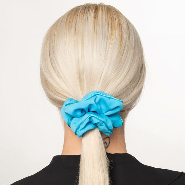 Chouchou Scrunchie Mikrofaser mit Passepoil 12,5 cm hellblau D-CHTMF-GM LB_model